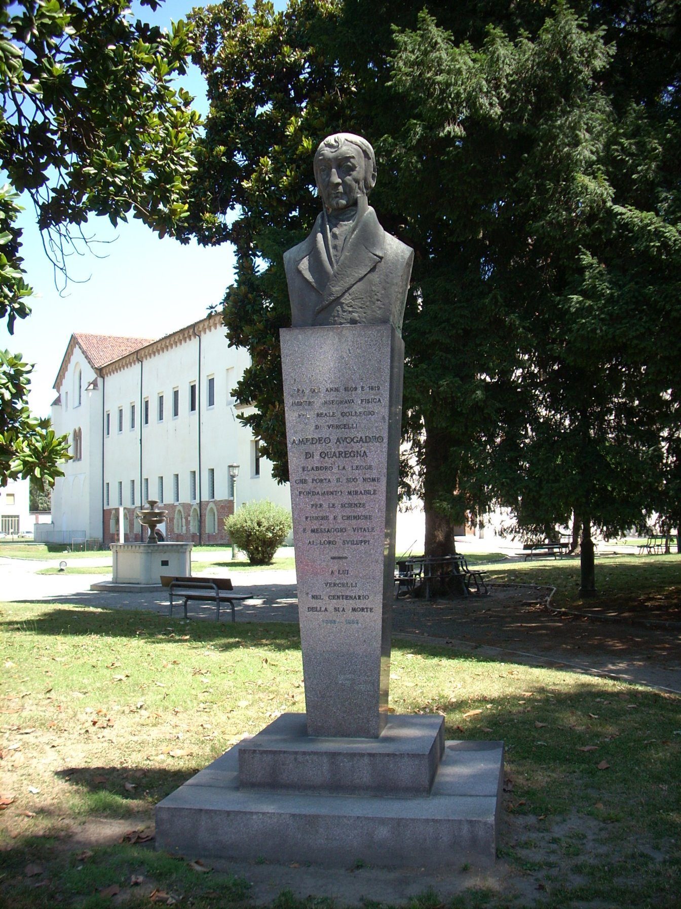 Amedeo%20Avogadro%27s%20bust%2C%20Vercelli%2C%20Italy%20%281%29.JPG